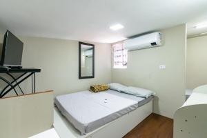 a small room with a bed and a window at 57 LOFT QUADRUPLO · LOFT completo perto da São Paulo EXPO in São Paulo