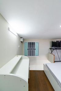 a room with white walls and a window at 57 LOFT QUADRUPLO · LOFT completo perto da São Paulo EXPO in São Paulo
