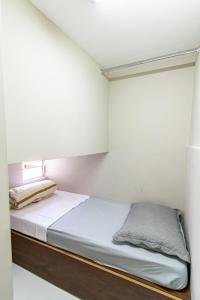 a small bed in a small room with a window at 57 LOFT QUADRUPLO · LOFT completo perto da São Paulo EXPO in São Paulo