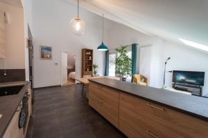- une cuisine avec un grand comptoir dans une pièce dans l'établissement La Champanaise - 2 bedroom apartment 300m from Lake Annecy, à Duingt
