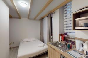 Cette petite chambre comprend un lit et un lavabo. dans l'établissement Le Veyrier - Small studio for 2 people in the heart of the old town, à Annecy