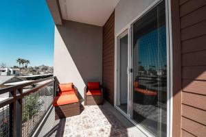 Ein Balkon oder eine Terrasse in der Unterkunft Modern Townhome in Arcadia ~ Pool & Private Yard