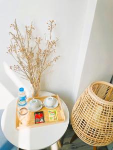 - une table avec un plateau et un vase dans l'établissement 6EVEN Nguyen Hue, à Hô-Chi-Minh-Ville