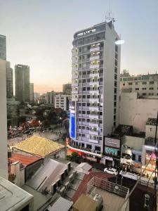 wysoki biały budynek w środku miasta w obiekcie 6EVEN Nguyen Hue w Ho Chi Minh