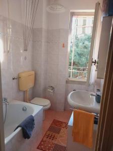 a bathroom with a tub and a toilet and a sink at IRIS Bilocale Sant'Anna in Busto Arsizio