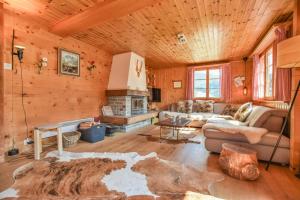 a living room with a fireplace in a log cabin at Chalet Castellani Duplex in Fiesch