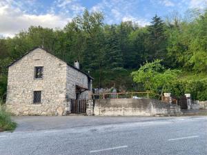 an old stone building on the side of a road at IL CAMINETTO in Carpinone