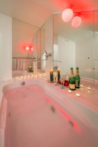 bagno con vasca e grande specchio di Villa Croatia Trogir, Center, 4 rooms, parking, jacuzzi, free beach and pool 15 min a Trogir