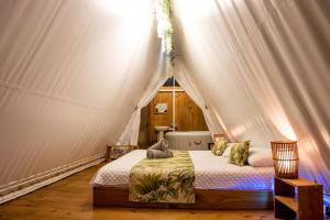 Giường trong phòng chung tại Quimera Glamping