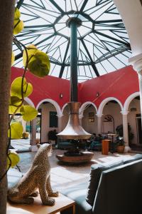 une statue de léopard assise sur une table dans un bâtiment dans l'établissement Hoteles Villa Mercedes San Cristobal, à San Cristóbal de Las Casas