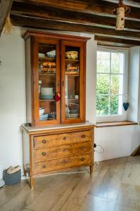 un armario de madera en una habitación con ventana en Home - Chastenay - Séjour à Ouanne, en Ouanne