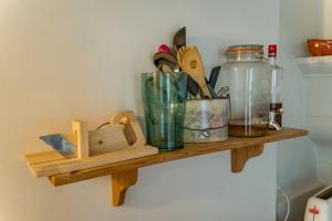 estantería de madera con utensilios en la pared en Home - Chastenay - Séjour à Ouanne, en Ouanne