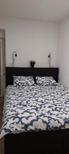 Кровать или кровати в номере Deni Apartment