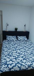 Кровать или кровати в номере Deni Apartment