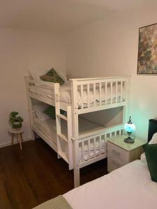 a room with two bunk beds and a room with a bed at Brighton NEW Apartment FREE PARKING sleeps 6 in Brighton & Hove