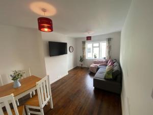 a living room with a couch and a table at Brighton NEW Apartment FREE PARKING sleeps 6 in Brighton & Hove