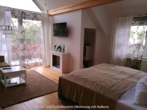 ein Schlafzimmer mit einem Bett und einem Kamin in der Unterkunft Ferienwohnungen zentral Altötting in Altötting
