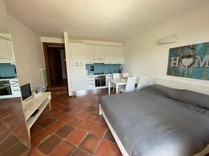 1 dormitorio con 1 cama grande y cocina en Residence Albatros-Golf & Relax, en Toscolano Maderno