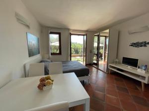 1 dormitorio con 1 cama y sala de estar en Residence Albatros-Golf & Relax, en Toscolano Maderno