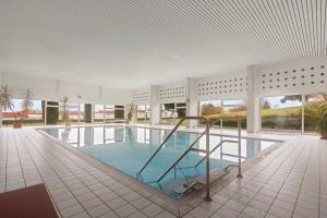 Bazén v ubytování Panoramasuite 81 - See- und Bergblick sowie beheizter Indoor-Pool nebo v jeho okolí
