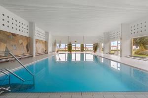 Bazén v ubytování Panoramasuite 81 - See- und Bergblick sowie beheizter Indoor-Pool nebo v jeho okolí