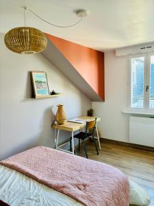 a bedroom with a desk and a bed and a table at La Petite Ardoise - Maison au calme pour 4 pers in Honfleur
