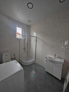 een badkamer met een douche, een toilet en een wastafel bij Vacation villa in Soghanlughi