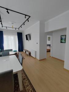 een witte woonkamer met een tafel en stoelen bij Vacation villa in Soghanlughi
