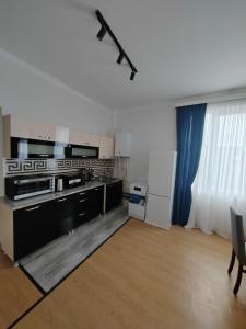 een witte keuken met een fornuis en een wastafel bij Vacation villa in Soghanlughi