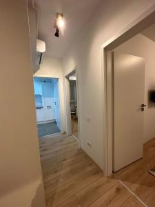 una habitación vacía con una puerta que conduce a una cocina en Celine's Apartment, en Constanţa
