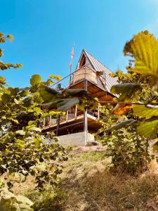 ein Haus auf einem Hügel mit Bäumen in der Unterkunft The overlook cottage in Batumi
