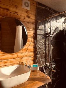 The overlook cottage في باتومي: حمام مع حوض ومرآة