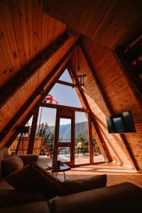 una sala de estar con una gran ventana en una cabaña en The overlook cottage, en Batumi