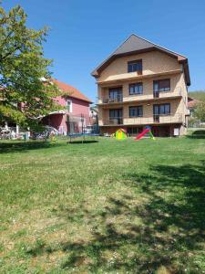 Vrt pred nastanitvijo Apartmanii Gajić