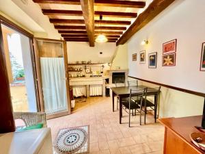 a kitchen and dining room with a table and chairs at La Casa di Gelsomino in Massa Martana