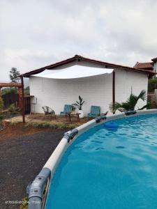 una gran piscina frente a una casa en Cabaña Milan en San Gil