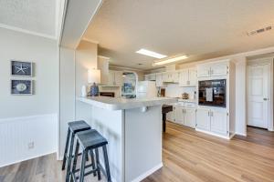 Η κουζίνα ή μικρή κουζίνα στο St Augustine Home with Dock and Lift on St Johns River