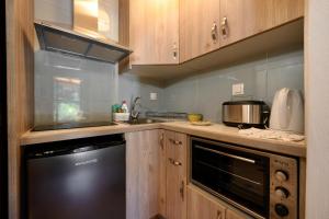 A kitchen or kitchenette at Pieros Studios Alipa