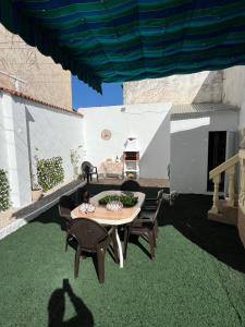 a person taking a picture of a table and chairs on a patio at Casa Rural Las Eras de Campotejar in Campotéjar +18 photos