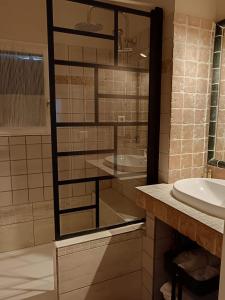 La salle de bains est pourvue d'un lavabo et d'une baignoire. dans l'établissement Mas de la Tour Carbonnière, à Aigues-Mortes