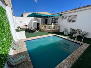 una piscina en el patio de una casa en Casa Rural Las Eras de Campotejar, 