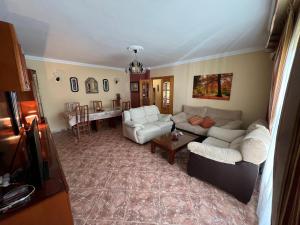 Sala de estar con 2 sofás y mesa en Casa Rural Las Eras de Campotejar, 