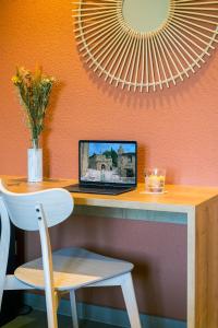 laptopa z biurkiem i krzesłem w obiekcie Hostal Barris w mieście Pals