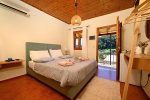 A bed or beds in a room at Pieros Studios Alipa