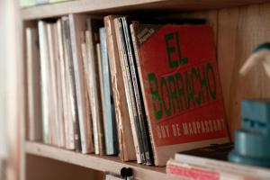 a group of books sitting on a book shelf at Luna Vieja in Tigre
