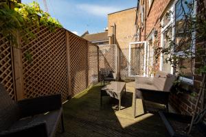a balcony with chairs and a wooden fence at Luxury Studio Flat Victoria SW1 in London