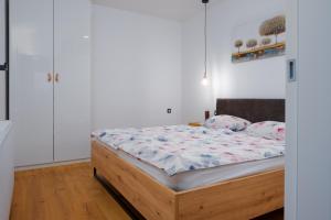 ein Schlafzimmer mit einem Bett mit einem Holzrahmen in der Unterkunft Vacation Station Kamnik in Kamnik