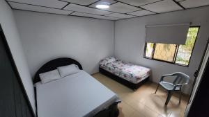 APARTAHOTEL HEFZIBA tesisinde bir odada yatak veya yataklar
