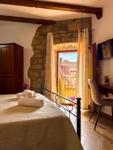 ボーザにあるLa Torre del Pozzo Guest Houseのベッドルーム1室(ベッド1台、景色を望む窓付)