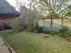 Pretoria的住宿－Zulia home，房屋前带蓝色椅子的院子